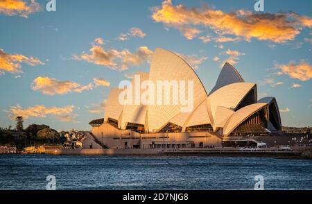 Blick auf das Opernhaus von Sydney vom Wasser aus mit goldenem Sonnenuntergang in Sydney, Australien am 26. September 2013 Stockfoto