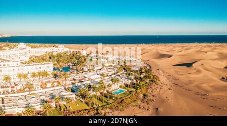 Panorama-Aufnahme von Gebäuden in der Nähe der Dünen von Maspalomas auf Gran Insel Canaria Stockfoto