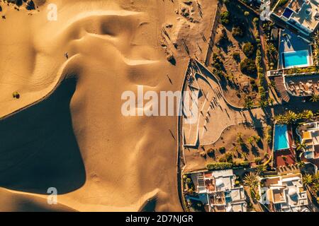 Luftaufnahme von Gebäuden in der Nähe der Dünen von Maspalomas auf Gran Insel Canaria Stockfoto