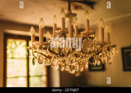 Urban Eploring in einem alten verlassenen Herrenhaus, ein verlorener Ort mit antiken Möbeln und wunderbarer Architektur Stockfoto