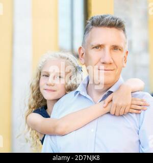 Vater und Tochter. Umarmen. Porträt. Stockfoto