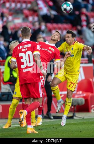 Berlin, Deutschland. Okt. 2020. Fußball: Bundesliga, 1. FC Union Berlin - SC Freiburg, 5. Spieltag, Stadion an der Alten Försterei. Der Berliner Marcus Ingvartsen (2. V.l.) kämpft im Kopfzeilenduell gegen Nicolas Höfler (rechts) vom SC Freiburg. Quelle: Andreas Gora/dpa-Pool/dpa - WICHTIGER HINWEIS: Gemäß den Bestimmungen der DFL Deutsche Fußball Liga und des DFB Deutscher Fußball-Bund ist es untersagt, im Stadion und/oder aus dem Spiel aufgenommene Aufnahmen in Form von Sequenzbildern und/oder videoähnlichen Fotoserien zu nutzen oder auszunutzen./dpa/Alamy Live News Stockfoto