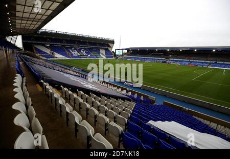 Allgemeiner Blick auf die Action von den leeren Ständen während des Sky Bet Championship-Spiels in St Andrews, Birmingham. Stockfoto