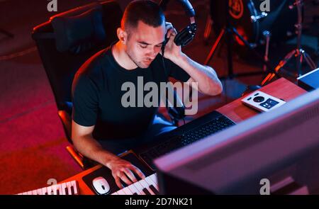 Toningenieur arbeitet und mischt Musik im Studio Stockfoto