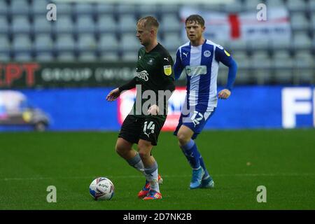 WIGAN, ENGLAND. 24. OKTOBER Plymouths Ben Reeves hält Wigans Mathew Palmer während der Sky Bet League 1 Spiel zwischen Wigan Athletic und Plymouth Argyle im DW Stadium, Wigan am Samstag 24. Oktober 2020. (Kredit: Chris Donnelly, MI News) Kredit: MI Nachrichten & Sport /Alamy Live Nachrichten Stockfoto