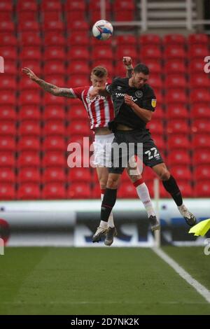 Stoke on Trent, Großbritannien. Okt. 2020. Stoke City Mittelfeldspieler James McClean (11) und Brentford Verteidiger Henrik Dalsgaard (22) gehen beide für den Ball während der EFL Sky Bet Championship Spiel zwischen Stoke City und Brentford im Britannia Stadium, Stoke-on-Trent, England am 24. Oktober 2020. Foto von Jurek Biegus. Nur redaktionelle Verwendung, Lizenz für kommerzielle Nutzung erforderlich. Keine Verwendung bei Wetten, Spielen oder Veröffentlichungen einzelner Vereine/Vereine/Spieler. Kredit: UK Sports Pics Ltd/Alamy Live Nachrichten Stockfoto