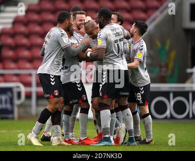 Charlton Athletic Darren Pratley (Mitte) feiert das erste Tor seiner Spielmannschaft während des Sky Bet League One-Spiels im PTS Academy Stadium, Northampton. Stockfoto