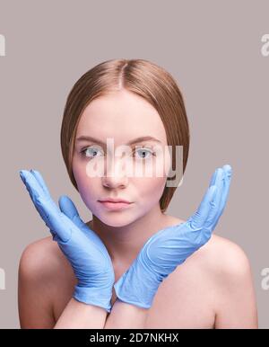 Arzt Hände in schützenden medizinischen Handschuhen. Derma-Test. Vorgang vorbereiten Stockfoto