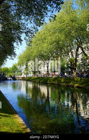 Der schöne grüne Stadtkanal "Kö-Graben" an der Königsallee in Düsseldorf, ein Stück Natur inmitten des belebten Einkaufsviertels. Stockfoto