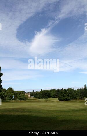 Ayr, South Ayrshire, Schottland, Großbritannien. Eine seltsame Wolkenformation über dem Golfplatz, die es wie ein Halt aussehen lässt, wurde in die Wolke gestanzt, die als Fallstreak oder Lochwolken bekannt ist. Die Wolken können sich bilden, wenn Wassertröpfchen kälter als Gefriertemperatur sind, aber noch nicht gefrieren. Stockfoto