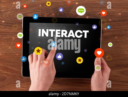 Nahaufnahme eines Touchscreens mit INTERACT-Beschriftung, Social-Networking-Konzept Stockfoto