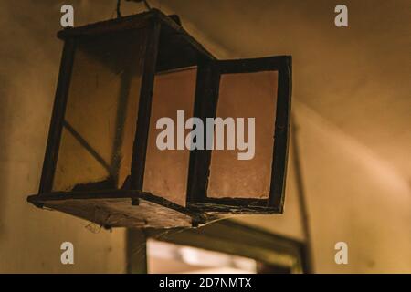 Urban Eploring in einem alten verlassenen Herrenhaus, ein verlorener Ort mit antiken Möbeln und wunderbarer Architektur Stockfoto