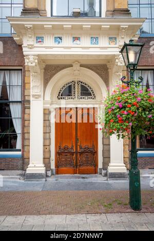 Schöne Haustür in einem schönen Haus in der Stadt Alkmaar, Provinz Nord-Holland, Niederlande Stockfoto