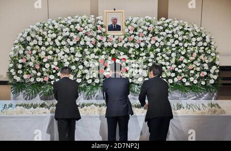 Tokio, Japan. Okt. 2020. Teilnehmer bieten Blumen während einer Kundgebung von Familien von Opfern, die von Nordkorea entführt wurden, in Tokio, Japan am Samstag, 24. Oktober 2020. Foto von Keizo Mori/UPI Kredit: UPI/Alamy Live News Stockfoto