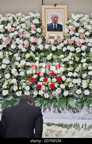 Tokio, Japan. Okt. 2020. Teilnehmer bieten Blumen während einer Kundgebung von Familien von Opfern, die von Nordkorea entführt wurden, in Tokio, Japan am Samstag, 24. Oktober 2020. Foto von Keizo Mori/UPI Kredit: UPI/Alamy Live News Stockfoto