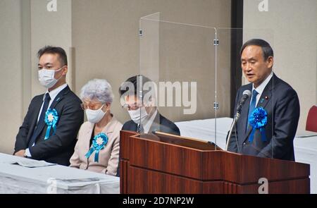 Tokio, Japan. Okt. 2020. Japans Premierminister Yoshihihide Suga(R) spricht während der Kundgebung von Familien von Opfern, die von Nordkorea am Samstag, 24. Oktober 2020, in Tokio, Japan entführt wurden. Foto von Keizo Mori/UPI Kredit: UPI/Alamy Live News Stockfoto