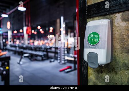 Nahaufnahme des automatischen Alkoholdispensers mit Hintergrund des Fitnesscenters. Fitness Gym Schutz Virus Konzept nach Fitness Isolation Periode. Stockfoto