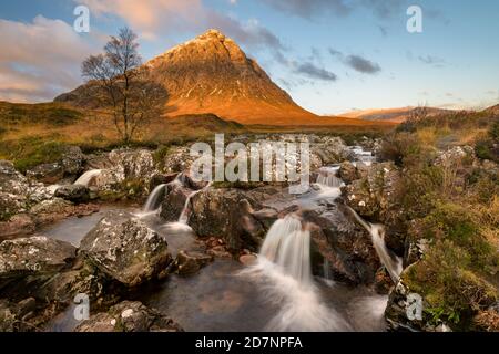 Glen Etive Wasserfall an einem sonnigen Herbstmorgen in den schottischen Highlands. Stockfoto