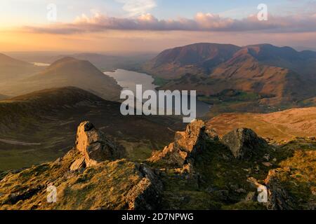 Luftaufnahme des Crummock Water Lake bei Sonnenuntergang von Red Pike im Lake District. Stockfoto