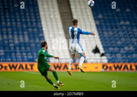 Huddersfield, Großbritannien. Okt. 2020. 24. Oktober 2020 The John Smiths Stadium, Huddersfield, Yorkshire, England; English Football League Championship Football, Huddersfield Town gegen Preston North End; Harry Toffolo (3) von Huddersfield Town gewinnt den Header Credit: Action Plus Sports Images/Alamy Live News Stockfoto