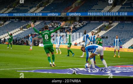 Huddersfield, Großbritannien. Okt. 2020. 24. Oktober 2020 The John Smiths Stadium, Huddersfield, Yorkshire, England; English Football League Championship Football, Huddersfield Town gegen Preston North End; Alan Browne (8) von Preston North End appelliert für Handball Kredit: Action Plus Sports Images/Alamy Live News Stockfoto