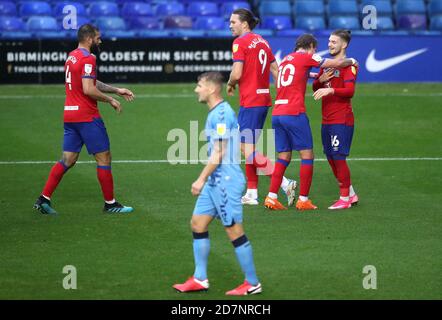 Sam Gallagher von Blackburn Rovers (Mitte) feiert das vierte Tor seiner Mannschaft im Spiel mit den Teamkollegen Bradley Johnson, Lewis Holtby und Harvey Elliott (rechts) während des Sky Bet Championship-Spiels in St Andrews, Birmingham. Stockfoto