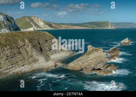 Mupe Bay und Mupe Rocks, Blick nach Osten entlang der Kreidefelsen nach Worbarrow Bay, Jurassic Coast WHS, Dorset. Stockfoto