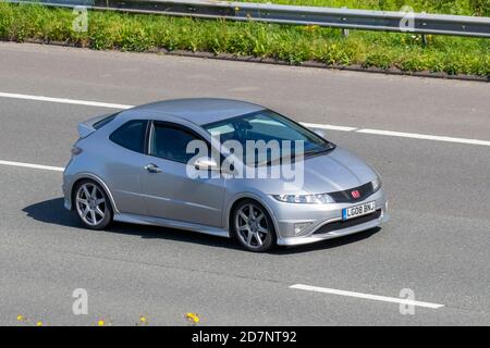 2008 Silber Honda Civic Type-R GT i-VTEC; Fahrzeugverkehr, bewegliche Fahrzeuge, Autos, Fahrzeug fahren auf britischen Straßen, Motoren, Fahren auf der Autobahn M6 Autobahn britischen Straßennetz. Stockfoto