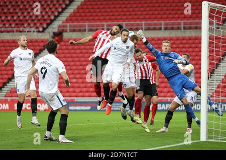 SUNDERLAND, ENGLAND. 24. OKTOBER Craig MacGillivray aus Portsmouth spart sich am Samstag, 24. Oktober 2020, im Sky Bet League 1-Spiel zwischen Sunderland und Portsmouth im Stadion of Light in Sunderland. (Kredit: Robert Smith - MI News) Kredit: MI Nachrichten & Sport /Alamy Live Nachrichten Stockfoto