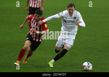 SUNDERLAND, ENGLAND. 24. OKTOBER Lynden Gooch von Sunderland und Ronan Curtis von Portsmouth fordern den Ball während des Sky Bet League 1 Spiels zwischen Sunderland und Portsmouth im Stadium of Light, Sunderland am Samstag, 24. Oktober 2020. (Kredit: Robert Smith - MI News) Kredit: MI Nachrichten & Sport /Alamy Live Nachrichten Stockfoto