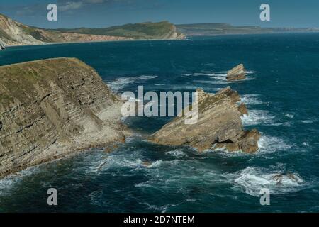 Mupe Bay und Mupe Rocks, Blick nach Osten entlang der Kreidefelsen nach Worbarrow Bay, Jurassic Coast WHS, Dorset. Stockfoto