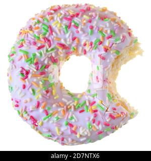 Gebissen Erdbeer Donut mit rosa Vereisung Draufsicht isoliert auf weißem Hintergrund bedeckt. Stockfoto