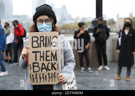 London, Großbritannien. Okt. 2020. Demonstranten in London versammelten sich neben der Tower Bridge, um Solidarität mit 12 Hong Kongers zeigen würde derzeit in Festlandchina verhaftet werden beschuldigt zu versuchen, Hongkong nach Taiwan zu fliehen. Quelle: David Coulson/Alamy Live News Stockfoto