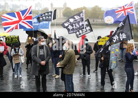 London, Großbritannien. Okt. 2020. Demonstranten in London versammelten sich neben der Tower Bridge, um Solidarität mit 12 Hong Kongers zeigen würde derzeit in Festlandchina verhaftet werden beschuldigt zu versuchen, Hongkong nach Taiwan zu fliehen. Quelle: David Coulson/Alamy Live News Stockfoto