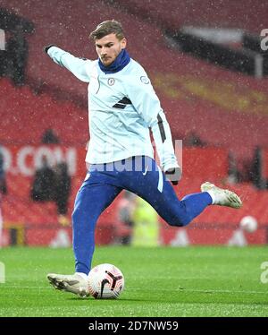 Chelseas Timo Werner wärmt sich vor dem Premier League-Spiel in Old Trafford, Manchester, auf. Stockfoto