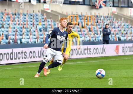 LONDON, GROSSBRITANNIEN. 24. OKTOBER Ryan Woods von Millwall in Aktion während des Sky Bet Championship Matches zwischen Millwall und Barnsley im The Den, London am Samstag, 24. Oktober 2020. (Kredit: Ivan Yordanov, MI Nachrichten) Kredit: MI Nachrichten & Sport /Alamy Live Nachrichten Stockfoto