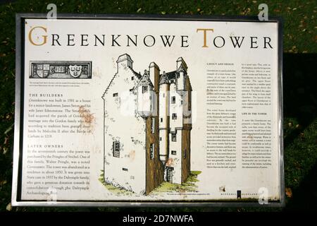 Der Greenknowe Tower ist ein Turmhaus aus dem 16.. Jahrhundert, das sich westlich des Dorfes Gordon in den schottischen Grenzen befindet. Obwohl es sich um eine dachlose Ruine handelt, ist das Mauerwerk des Turms gut erhalten und stellt ein schönes Beispiel für ein späteres Turmhaus dar, das mehr als Residenz und nicht als Verteidigungsort erbaut wurde.das Gebäude befindet sich an der Straße A6105, an der Hausstraße NT639428. Es ist ein antikes Monument, das nach Plan errichtet wurde und sich in der Obhut des historischen Schottland befindet. Stockfoto