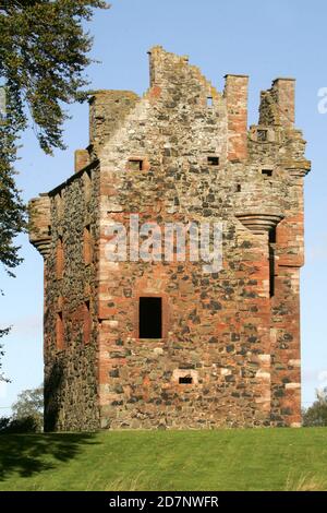 Der Greenknowe Tower ist ein Turmhaus aus dem 16.. Jahrhundert, das sich westlich des Dorfes Gordon in den schottischen Grenzen befindet. Obwohl es sich um eine dachlose Ruine handelt, ist das Mauerwerk des Turms gut erhalten und stellt ein schönes Beispiel für ein späteres Turmhaus dar, das mehr als Residenz und nicht als Verteidigungsort erbaut wurde.das Gebäude befindet sich an der Straße A6105, an der Hausstraße NT639428. Es ist ein antikes Monument, das nach Plan errichtet wurde und sich in der Obhut des historischen Schottland befindet. Stockfoto