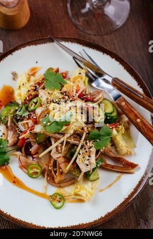 Chinesischer Salat mit frischem Gemüse und Schweineohren Stockfoto