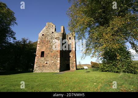 Der Greenknowe Tower ist ein Turmhaus aus dem 16.. Jahrhundert, das sich westlich des Dorfes Gordon in den schottischen Grenzen befindet. Obwohl es sich um eine dachlose Ruine handelt, ist das Mauerwerk des Turms gut erhalten und stellt ein schönes Beispiel für ein späteres Turmhaus dar, das mehr als Residenz und nicht als Verteidigungsort erbaut wurde.das Gebäude befindet sich an der Straße A6105, an der Hausstraße NT639428. Es ist ein antikes Monument, das nach Plan errichtet wurde und sich in der Obhut des historischen Schottland befindet. Stockfoto