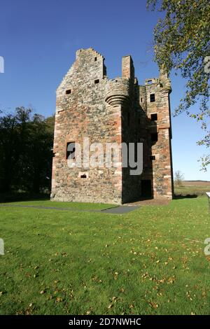 Der Greenknowe Tower ist ein Turmhaus aus dem 16.. Jahrhundert, das sich westlich des Dorfes Gordon in den schottischen Grenzen befindet. Obwohl es sich um eine dachlose Ruine handelt, ist das Mauerwerk des Turms gut erhalten und stellt ein schönes Beispiel für ein späteres Turmhaus dar, das mehr als Residenz und nicht als Verteidigungsort erbaut wurde.das Gebäude befindet sich an der Straße A6105, an der Hausstraße NT639428. Es ist ein antikes Monument, das nach Plan errichtet wurde und sich in der Obhut des historischen Schottland befindet. Stockfoto