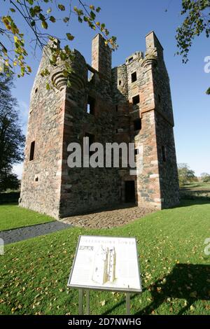 Der Greenknowe Tower ist ein Turmhaus aus dem 16.. Jahrhundert, das sich westlich des Dorfes Gordon in den schottischen Grenzen befindet. Obwohl es sich um eine dachlose Ruine handelt, ist das Mauerwerk des Turms gut erhalten und stellt ein schönes Beispiel für ein späteres Turmhaus dar, das mehr als Residenz und nicht als Verteidigungsort erbaut wurde.das Gebäude befindet sich an der Straße A6105, an der Hausstraße NT639428. Es ist ein antikes Monument, das nach Plan errichtet wurde und sich in der Obhut des historischen Schottland befindet. Stockfoto