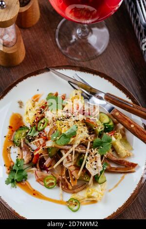 Chinesischer Salat mit frischem Gemüse und Schweineohren Stockfoto