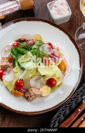 Gegrilltes Backgemüse mit Pesto und Erdnussdressing Stockfoto