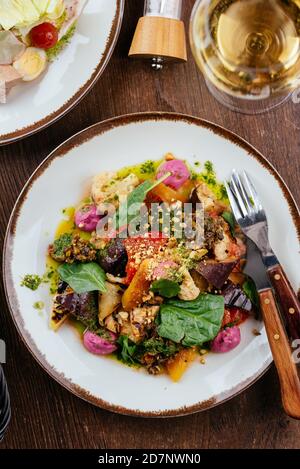 Gegrilltes Backgemüse mit Pesto und Erdnussdressing Stockfoto