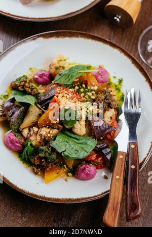 Gegrilltes Backgemüse mit Pesto und Erdnussdressing Stockfoto