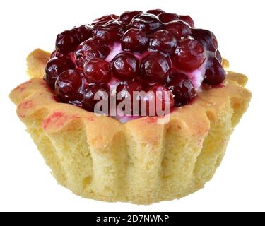 Tartlet Kuchen mit Sahne und Preiselbeeren isoliert auf weißem Hintergrund. Stockfoto