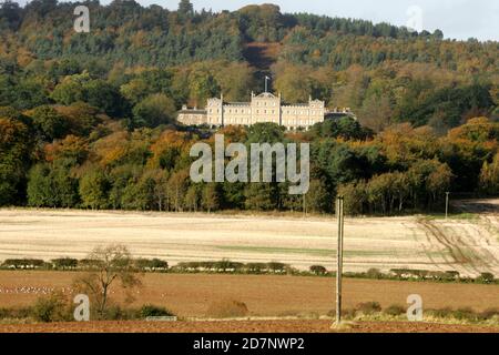 Grenzt an den Hunty Mundy im Mellerstain House bei Kelso. Hundy Mundy Tower, Tower in Melrose, Schottland, Großbritannien. Eine Torheit, die nach einer Prinzessin benannt wurde, die Körper in einer natürlichen Waldbestattung überragt.Eine gotische Torheit, die gebaut wurde, um die entworfene aussicht, die sich südöstlich von Mellerstain in den schottischen Grenzen erstreckt, zu vervollständigen, Blick vom Hundy Mundy zurück zum Mellerstain House Stockfoto