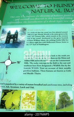 Grenzt an den Hunty Mundy im Mellerstain House bei Kelso. Informationboard auf dem Naturwald-Begräbnisplatz Stockfoto