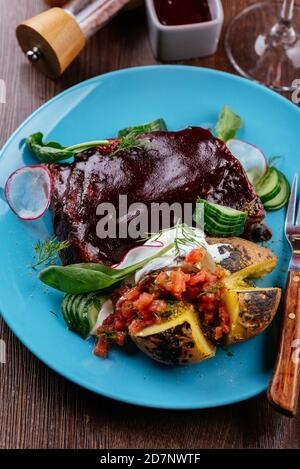Rinderrippen in BBQ-Sauce mit gegrilltem Gemüse Stockfoto